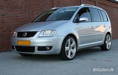 VW TOURAN 2.0 TDI -DSG-140HK - MED NYLAKEREDE Kofanger/Skørter!! billede 12