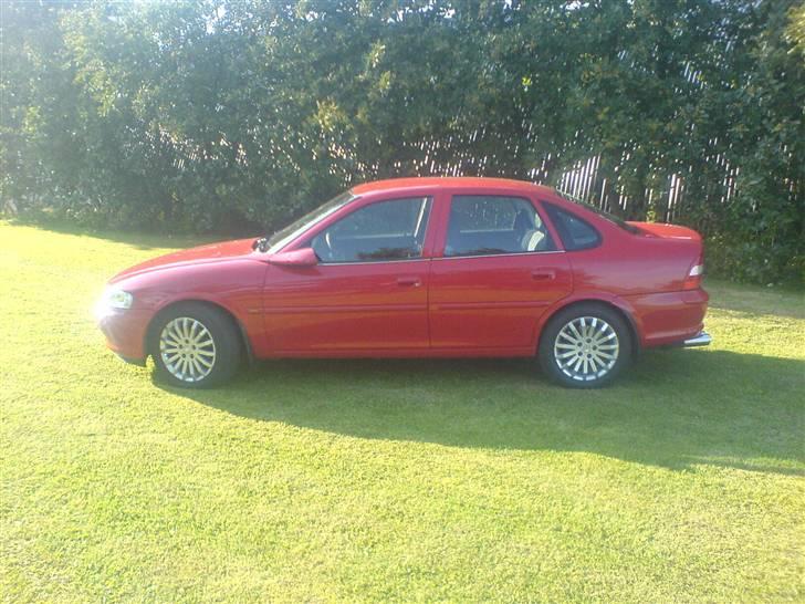 Opel Vectra GL-Plus - Nyt billede efter den er blevet malet. billede 1