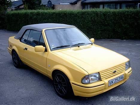 Ford Escort RS Turbo Cabriolet - Et pragtfuldt eksemplar af ren 80`ser nostalgi. Beklager at den er lidt beskidt. billede 1