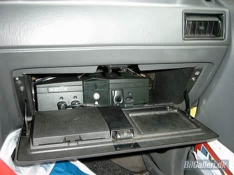 Ford Escort RS Turbo Cabriolet - Xbox`en der gemmer sig i handskerummet. Det krævede lidt modifikationer.... billede 4
