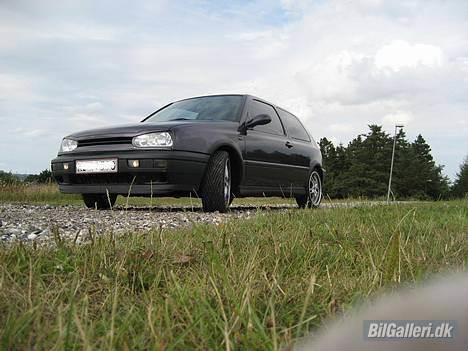 VW Golf Pink Floyd (Solgt) - Så kom der Emblemfri grill på og nymalet motorhjelmen billede 1