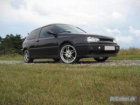 VW Golf Pink Floyd (Solgt) - Så kom der Emblemfri grill på og nymalet motorhjelmen billede 2