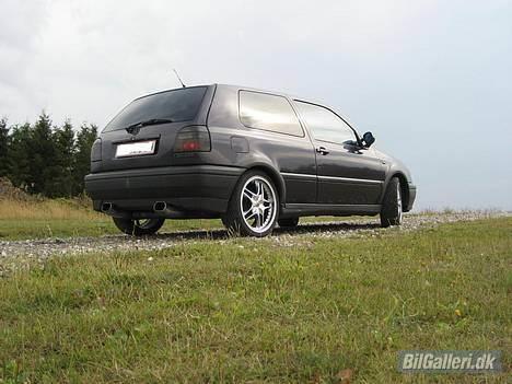 VW Golf Pink Floyd (Solgt) - Så kom der Emblemfri grill på og nymalet motorhjelmen billede 3