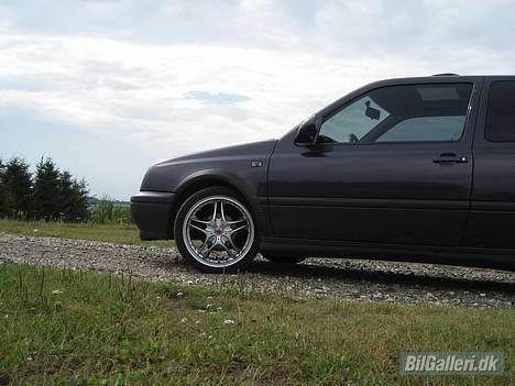 VW Golf Pink Floyd (Solgt) - Så kom der Emblemfri grill på og nymalet motorhjelmen billede 5