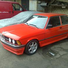 BMW E21 323i