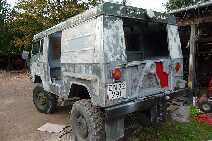 Volvo Valp C303 - Lakken er ved at blev afsyret i bund, den skal snart til pladsmeden for at tilsvejs alle huller hvor militæret har haft sit tingle tangle hængende. og maler billede 7