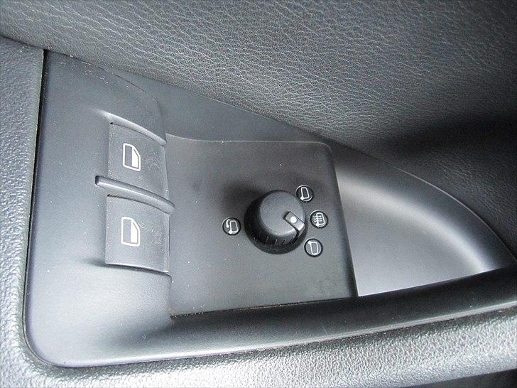 Audi A3 3,2 V6 Quattro - El-ruder og knap til at justere sidespejle samt klappe dem ind. billede 14