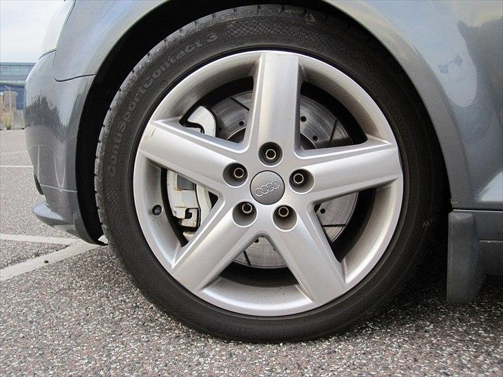 Audi A3 3,2 V6 Quattro - Jeg har fået sat originale skiver på da dem på billedet larmede en del ved opbremsning og jeg har fået malet kaliberne sorte igen. billede 15