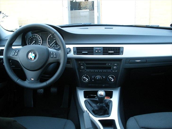 BMW 316D (solgt) - lækkert interriør, med M rat, gearknop, og håndbremsegreb billede 19