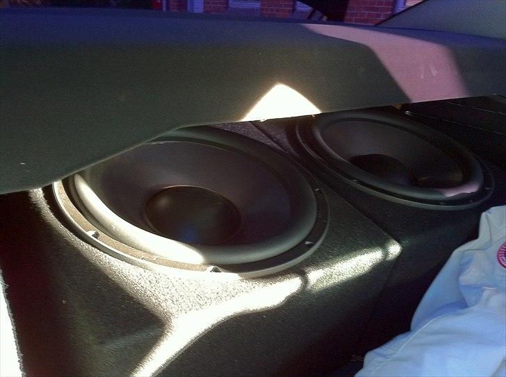 Audi A6 3,0 TDI Quattro <3 - DLS Nobellium 2x15" på 600 watt RMS og 1000W stykket trukket af DLS CAD15 forstærker indtil videre, smæk på Psy, progressive og fullon!! :) billede 10