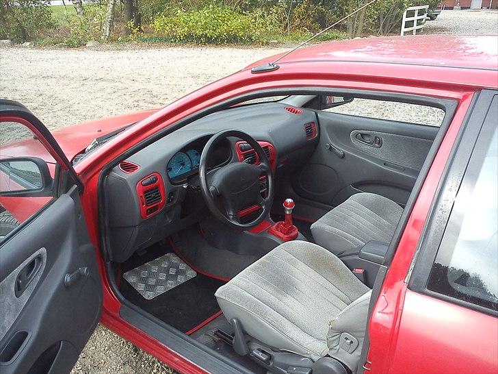 Mitsubishi Colt 1,3 Glxi (SOLGT) - Lidt billeder af de røde detaljer i kabinen. billede 4
