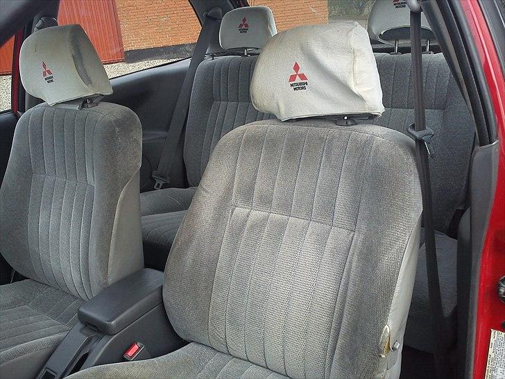 Mitsubishi Colt 1,3 Glxi (SOLGT) - Gamle slidt nakkestøtteovertræk. burde nok udskiftes. billede 5