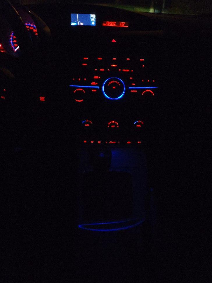 Mazda 3 MPS - Lig mærke til det blå skær på gearstang og håndbremse, kommer fra loftet. billede 7