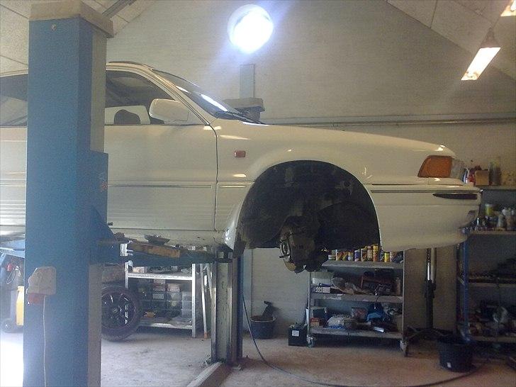 Mitsubishi Galant - En tur på liften da der kom ny motor i billede 9