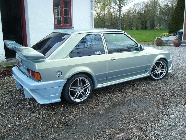 Ford Escort 1.6 RS Turbo - Bagkofanger, en skade, som desværre er blevet lavet, af den tidligere ejer. Ses heldigvis ikke så vildt tydeligt, pga, farven skifter, når solen står på billede 8