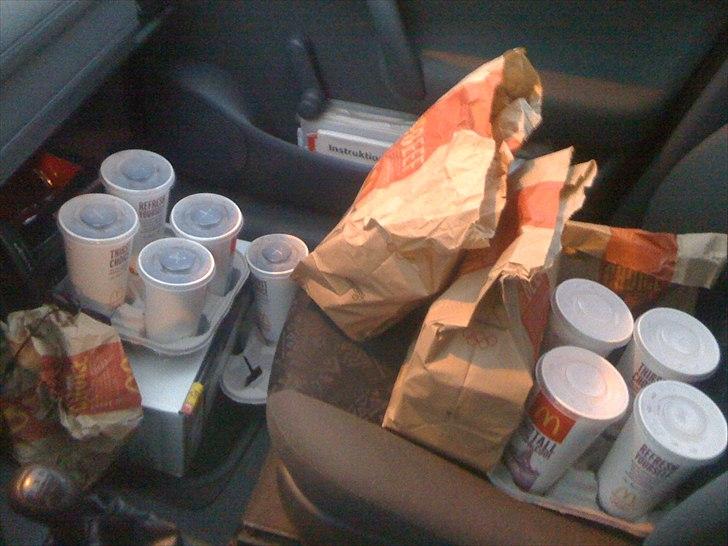 Mitsubishi Colt  Semi Glasfiber - Skulle besøge kæresten på hendes efterskole og så loggede hende og et par af hendes roomies mig til og tage Mc D mad med.... damn damen gloede i drive in :O  billede 8