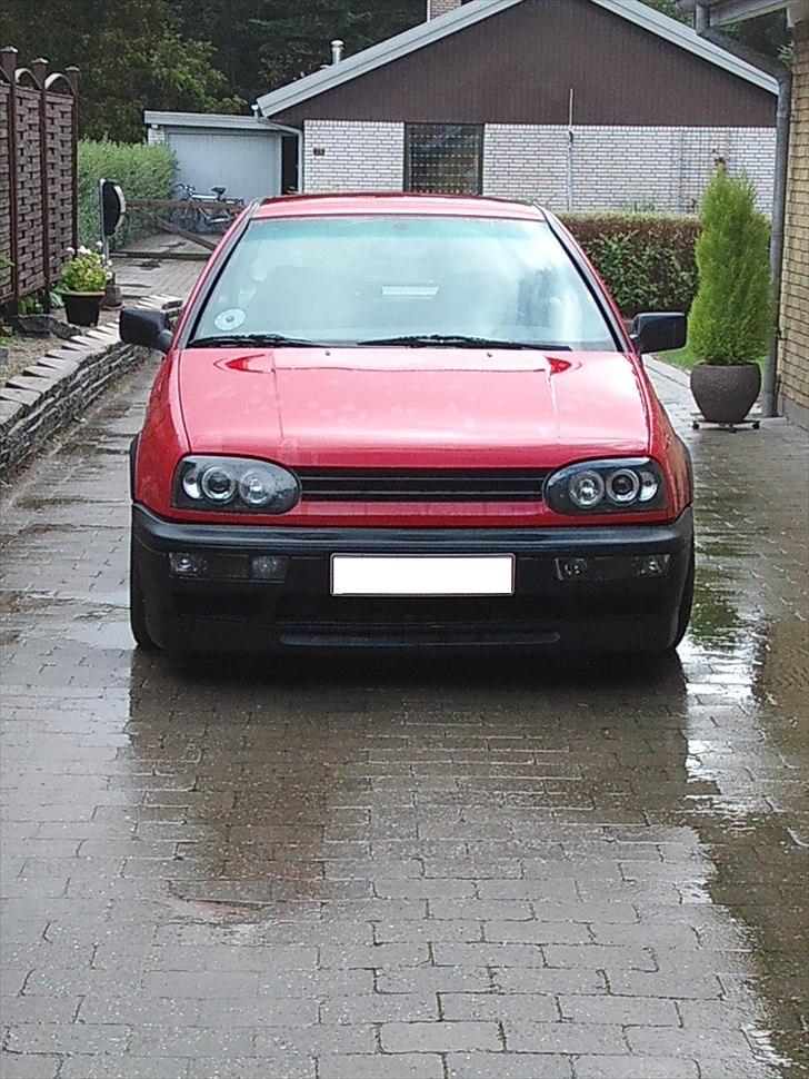 VW Golf 3 CL - med den emblemfrie front, beklager kvaliteten men det er kvaliteten på det kamera jeg nu engang har:) billede 2