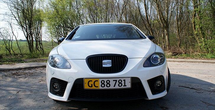 Seat Leon Cupra - Cupra front og sort grill billede 1