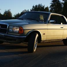 Mercedes Benz 230CE COUPE SERIE 123