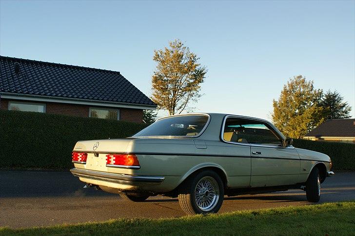 Mercedes Benz 230CE COUPE SERIE 123 - Den flotteste coupe form, efter min mening.. billede 3