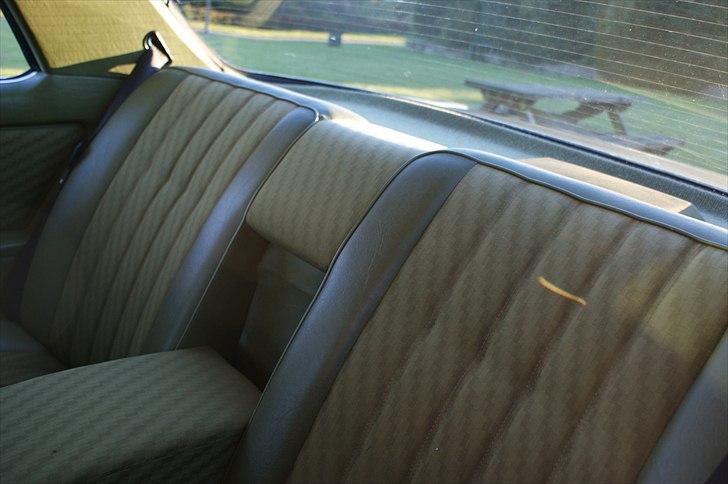 Mercedes Benz 230CE COUPE SERIE 123 - Den gamle grønne originale kabine. Bagsædet så ok ud, desværre var forsæder ikke til noget. billede 8