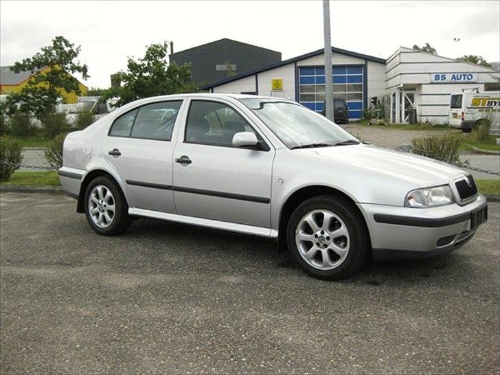 Skoda Octavia 2,0 SLX - Her ses vinterfælgene monteret på bilen billede 9