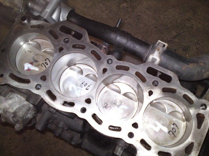 Toyota Starlet - Blok samlet med næsten nye stempler billede 11