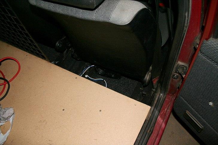 VW Golf 2 CL - Solgt - Lille sub fra et tv for at give bare en smule bund i lyden, det virker rigtig godt. ;-) billede 9