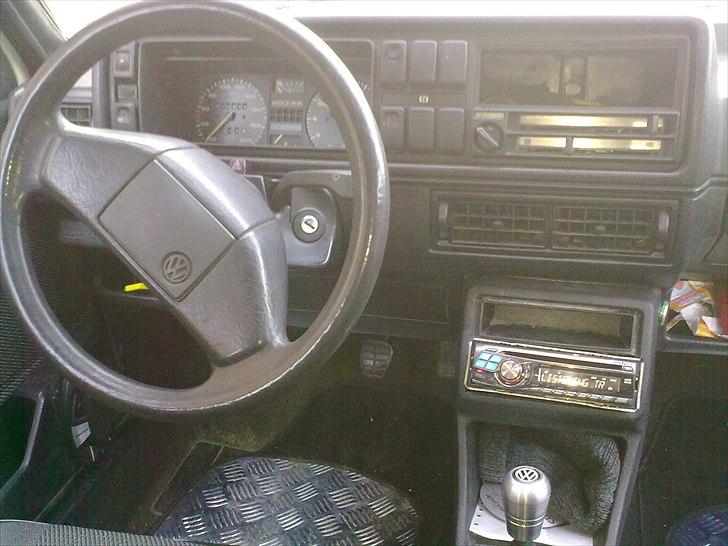 VW Golf 1.3CL Winterwagen SOLGT - ja der er hul hvor den gamle radio sad, kommer en acrylplade i, med voltmeter og et instrument mere monteret. billede 5