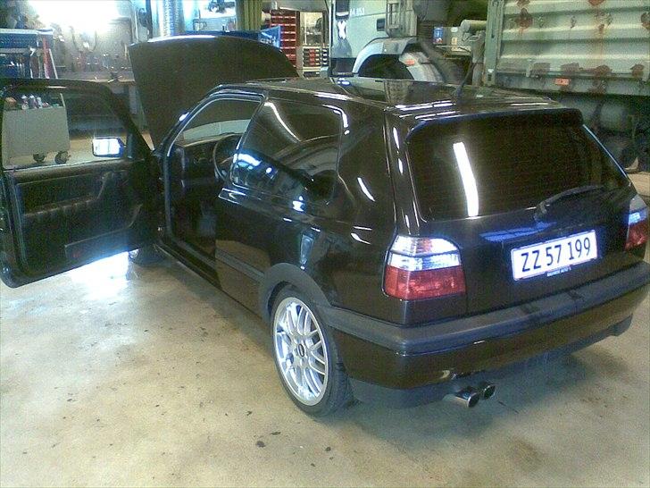 VW Golf 3 Vr6 Solgt - Så kom er lidt solfilm i bilen billede 8