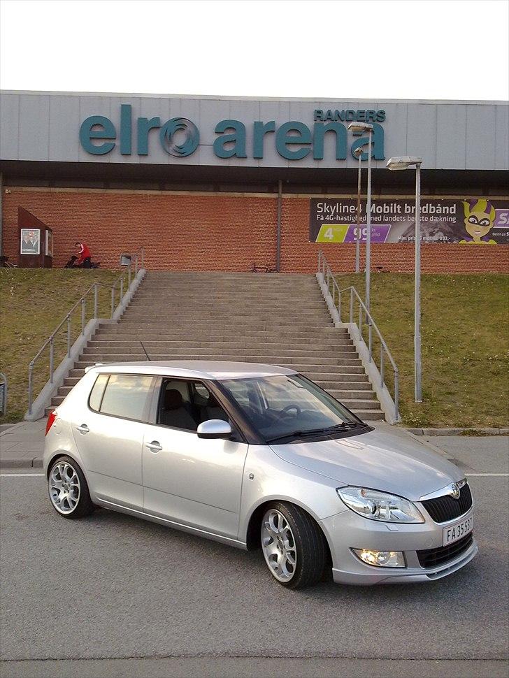 Skoda Fabia 1,2 TSI Sport - Fabiosoen, foran verdens bedste håndboldklub´s hjemmebane.. RandersHK billede 1