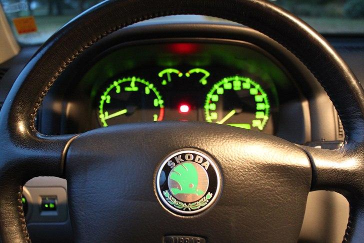 Skoda Octavia 2,0 SLX - Med lyset i instrumenteringen sat til om natten billede 12