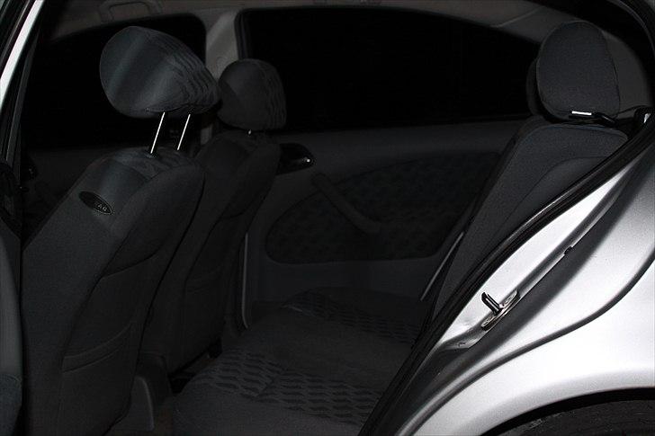 Skoda Octavia 2,0 SLX - Bagsædepladsen er udmærket, men voksne mænd kunne godt ønske lidt ekstra lofthøjde billede 16