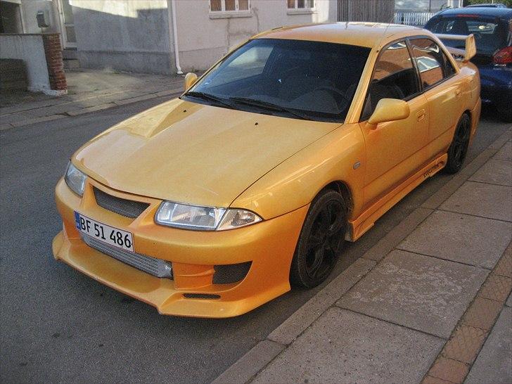 Mitsubishi Carisma (Solgt) - Sådan står den nu, så der kommer flere billeder når jeg kommer i gang med at skille den af  billede 1