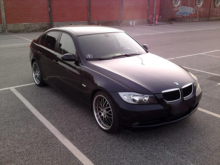 BMW E90 320 D SOLGT billede 1