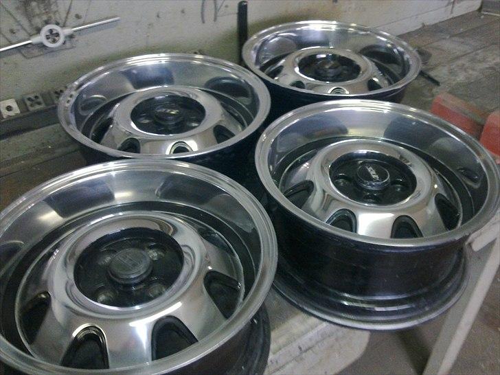 VW Golf GTI 16v (solgt) - Så blev mine hjul poleret det var sgu noget der pyntede på dem, nu skal det bare blive sommer så jeg kan få dem på :-P billede 19