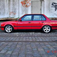 BMW E30 320i