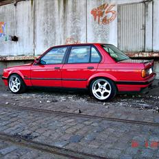 BMW E30 320i