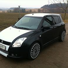 Suzuki swift >white stripes<