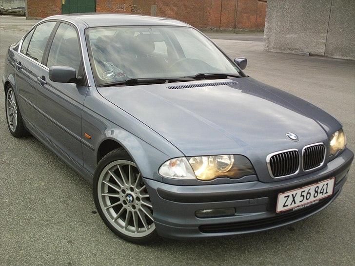 BMW 320 i billede 1