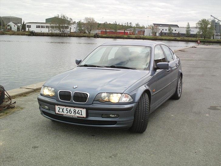 BMW 320 i billede 2