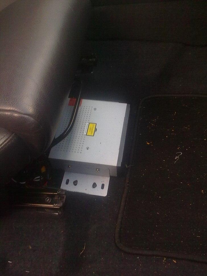 Alfa Romeo 156 ( SOLGT) - DVD afspilleren til de indbyggede skærme i bag ligger godt under sædet billede 14