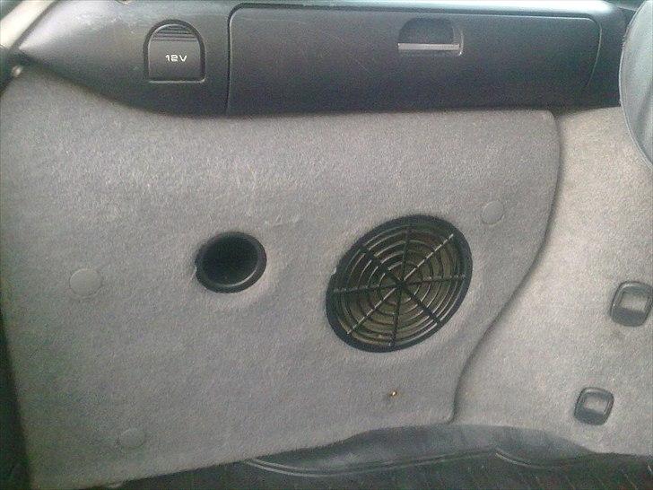 Alfa Romeo 156 ( SOLGT) - 6,5" sub i bagagerummet, 12V udtag og et opbevarings rum i hver side billede 15