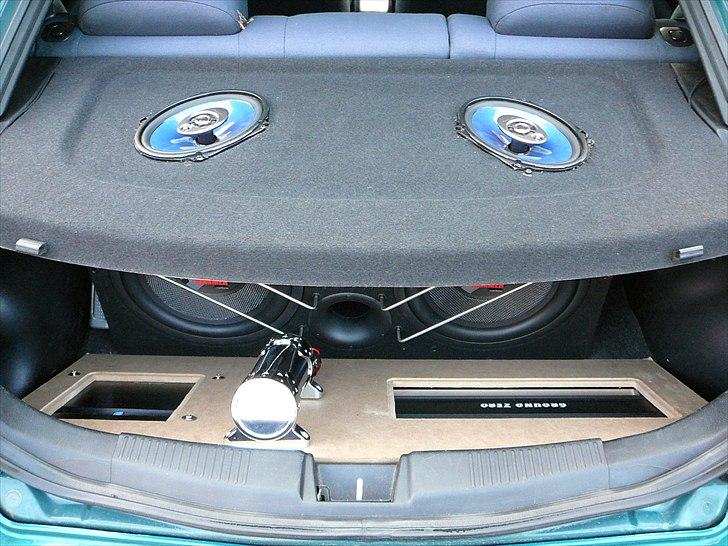 Mazda 323F 1.8 16V - SOLGT billede 2