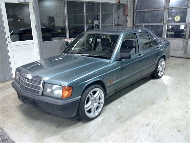 Mercedes Benz 190E 2,6  - BILEN PÅ MIT ARBEJDE DA JEG HAVDE SKIFTET TIL DE NYE FÆLGE  billede 1