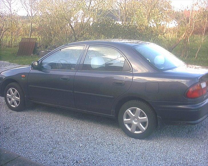 Mazda 323 i billede 2