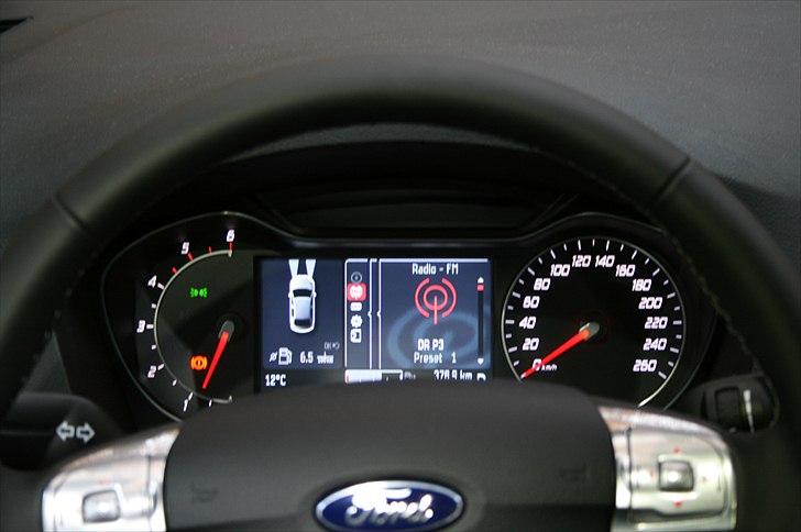 Ford S-max 2.0tdci Titanium  - Her kan man se den 5" skærm der har diverse funktioner som Radio og indstilling af en masse ting. billede 7