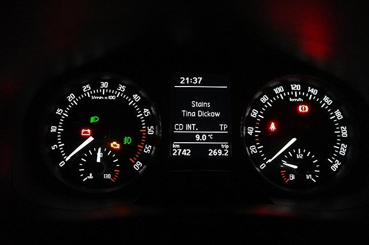 Skoda Fabia Greenline  - Er virkelig glad for at vi fik den med Maxidot display, her kan man blandt andet se hvad radion spiller og du kan styre radion fra vinduesvisker-stilken billede 5