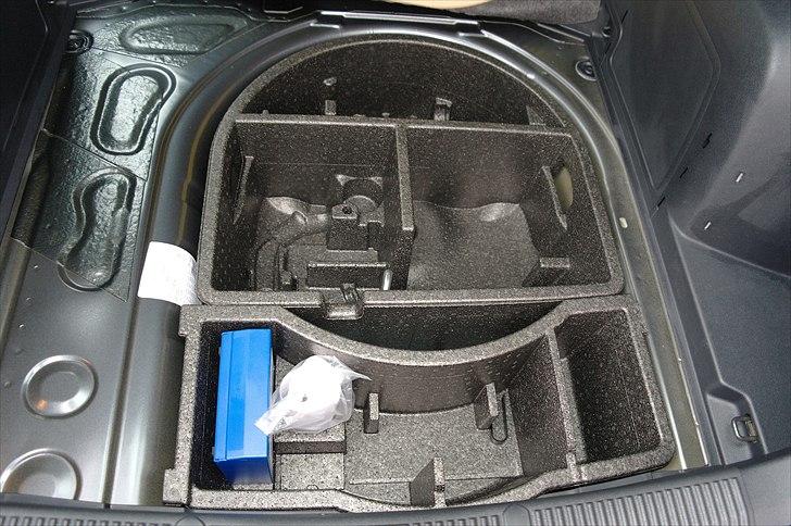 Skoda Fabia Greenline  - en greenline kører med dæk reperationssæt så her er der virkelig meget aflægningsplads til ting man ikke lige bruger hver dag  billede 13