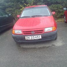 Opel astra 1.6i slogt til æ hugger